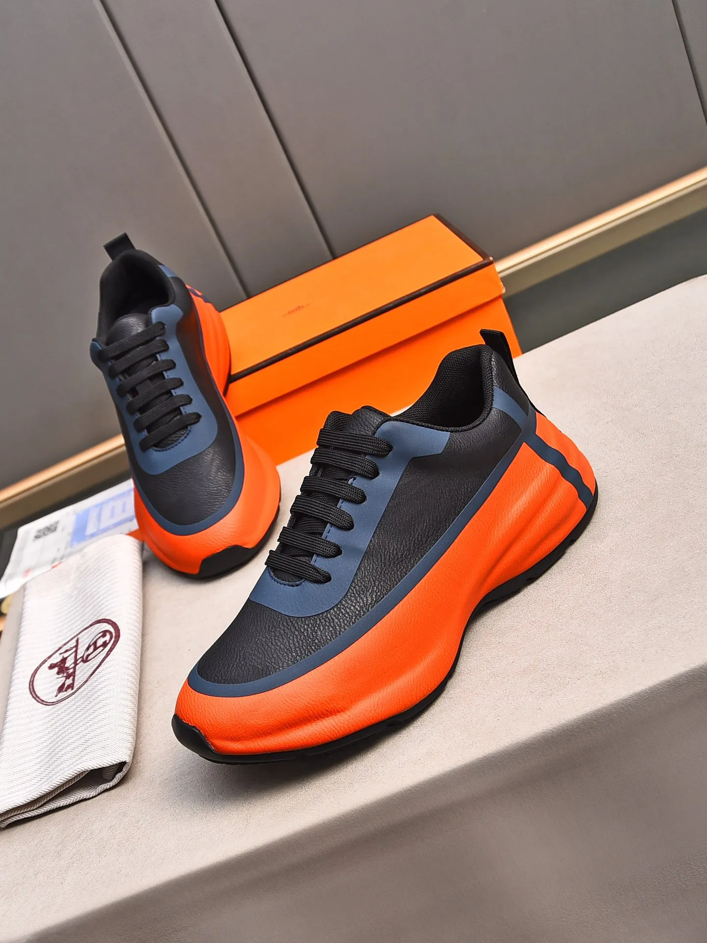 Men's shoes 💰560 [Hermes] New sports shoes Hermès are the most comfortable shoes, no one else⃣️, very light on the feet and very good-looking, you will not feel tired when you go shopping and running around 👍 Very light and comfortable, extremely light, suitable for both sports and leisure, and feel great when stepping on them! It’s up to you to choose, there’s always what you want~ ✔️Material: imported first-layer cowhide ✔️Inner lining: breathable mesh ✔️Outsole: genuine leather bottom ✔️Size: Men’s 38-44 (45 custom-made)